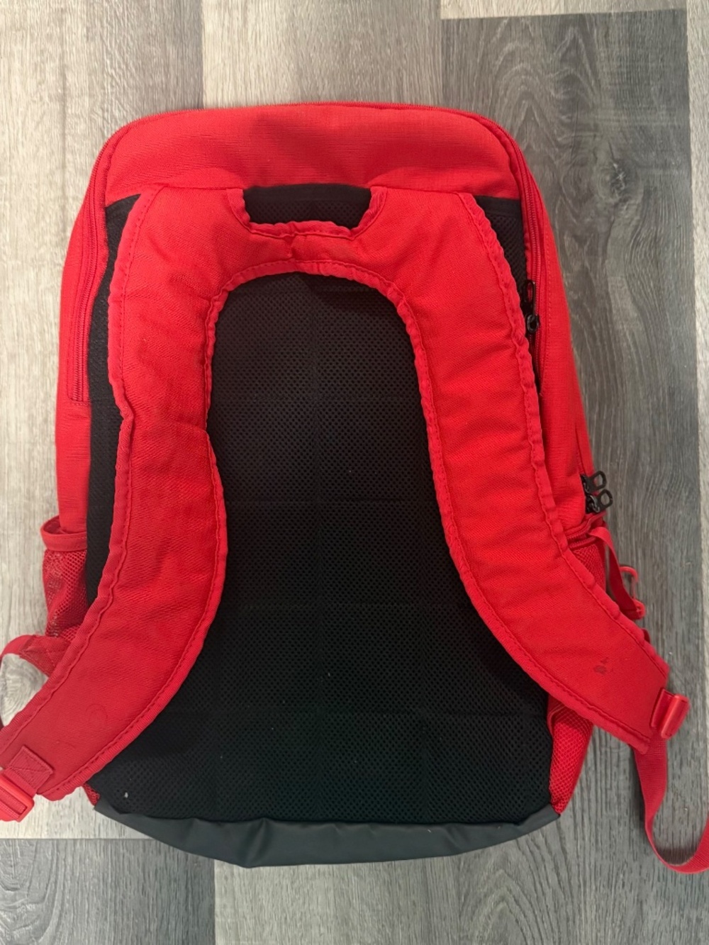 Red Nike backpack - Picture 2 of 2